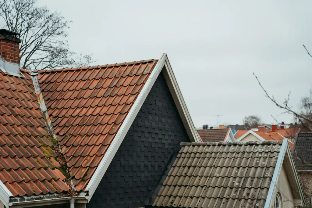 s v ljer du r tt tak f r villan tegel shingel eller betongpannor